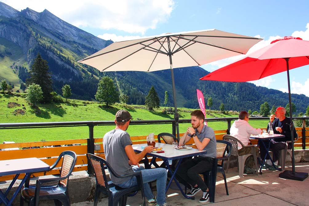 la terrasse face a la montagne l'ete au village vacances azureva de la clusaz les confins
