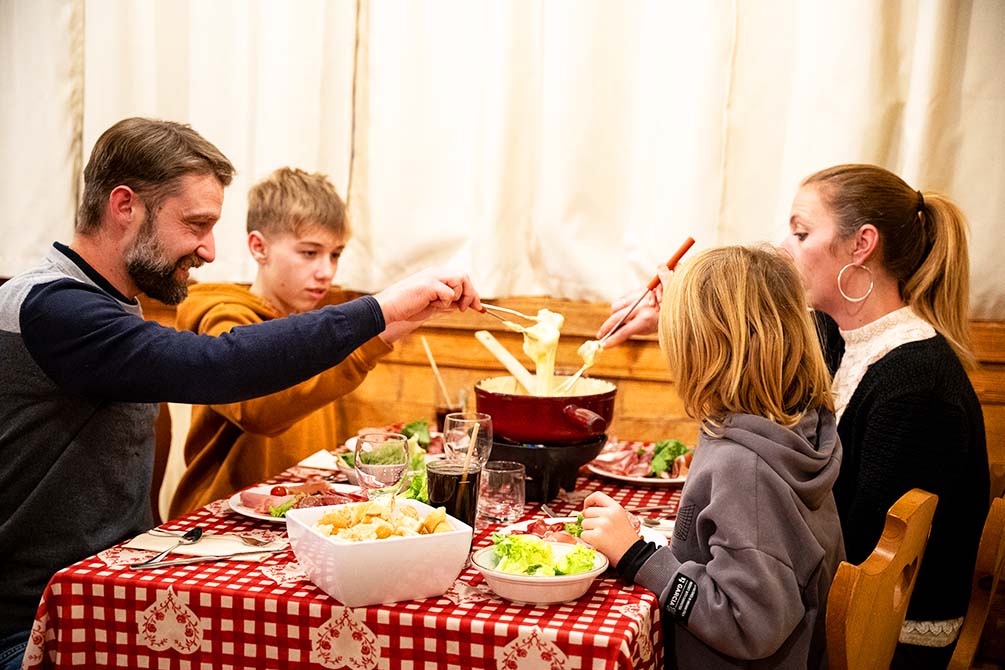 la fondue au restaurant montagne du village vacances les karellis 