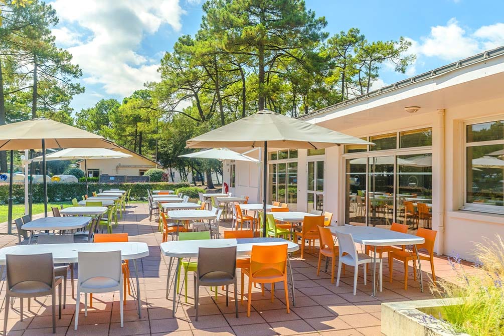la terrasse en ete du village vacances azureva longeville sur mer en vendee 