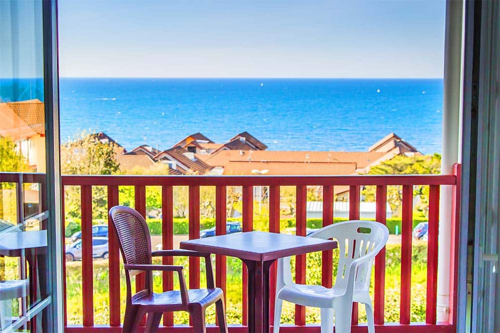 votre chambre avec balcon au village vacances azureva hendaye au pays basque 