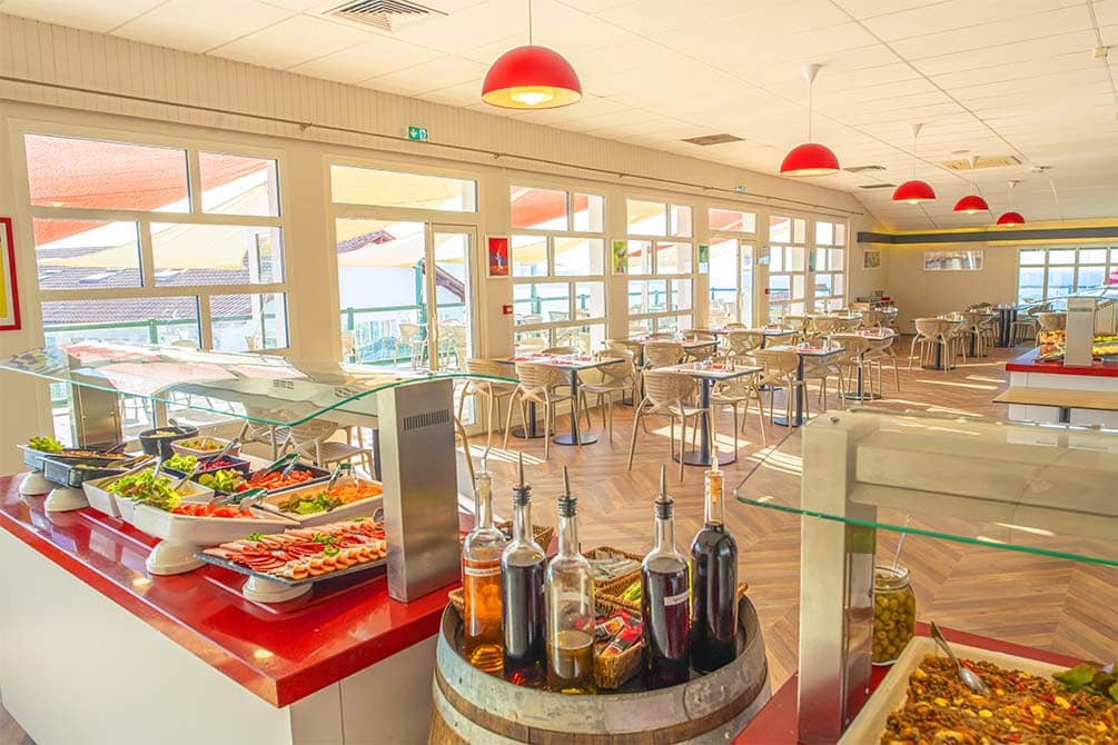 le buffet du village vacances azureva hendaye au pays basque 