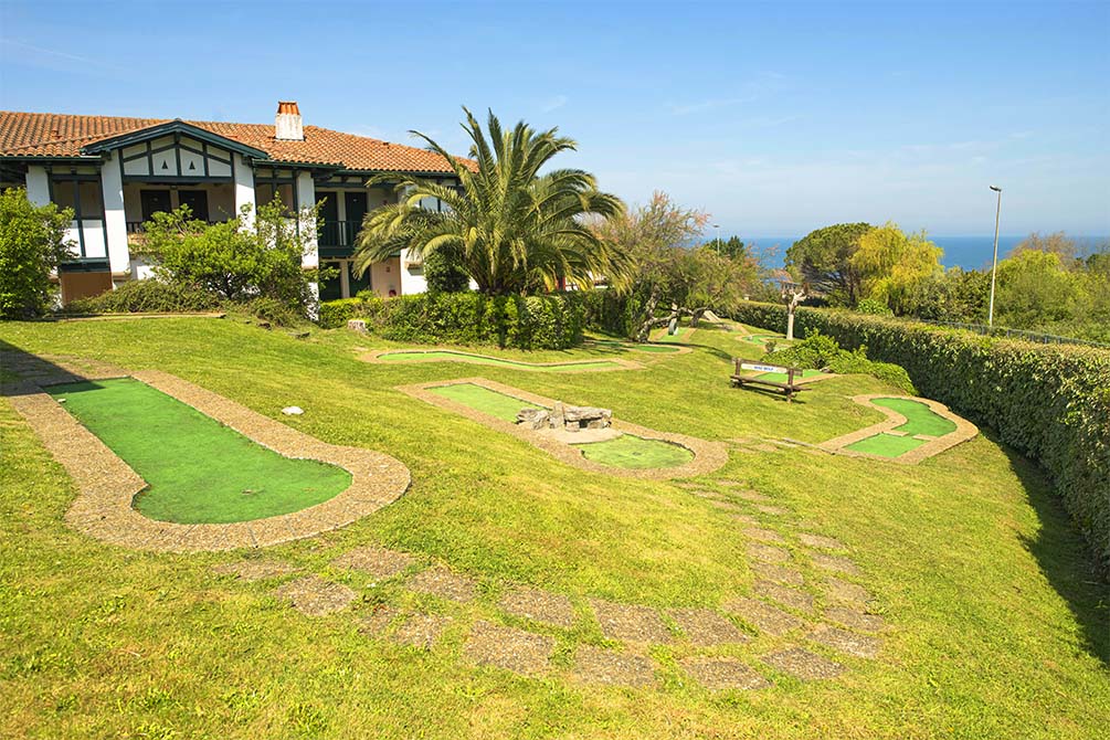 le mini golf du village vacances azureva hendaye au pays basque 
