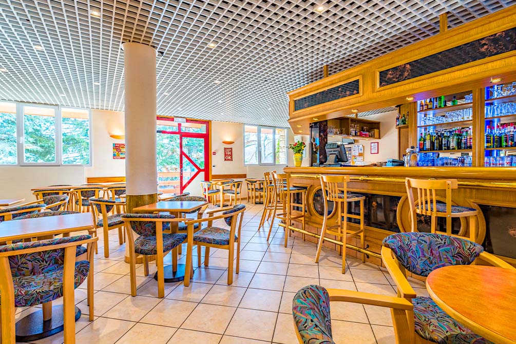 le bar du village vacances azureva a murol dans le puy de dome 