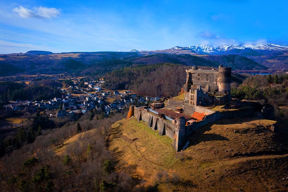 le chateau de murol au village vacances azureva a murol dans le puy de dome 