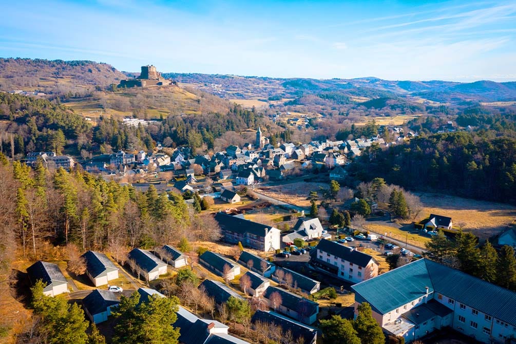 le chateau medieval au village vacances azureva murol au puy de dome 