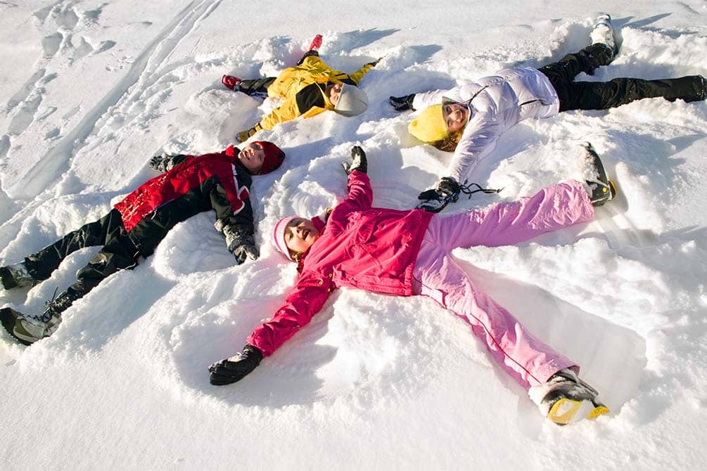 jeux de neige au village vacances azureva murol au puy de dome 