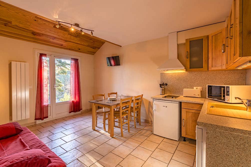 le salon et la cuisine du village vacances azureva murol au puy de dome 