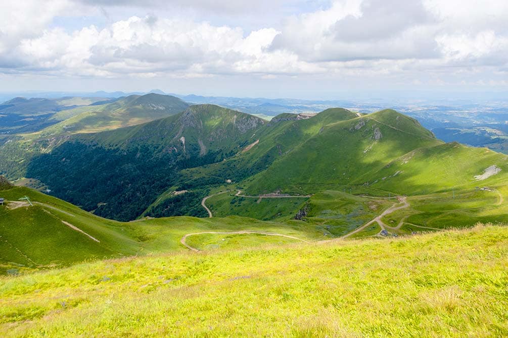 vue des sommets avec le village vacances azureva murol au puy de dome 