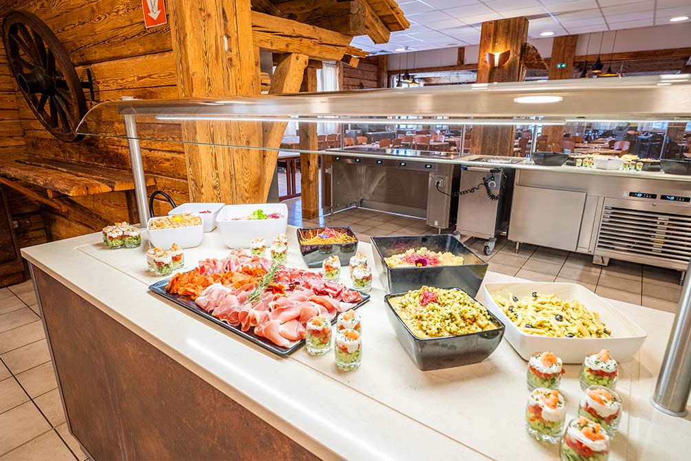 le buffet de restauration du village vacances azureva les karellis en savoie 