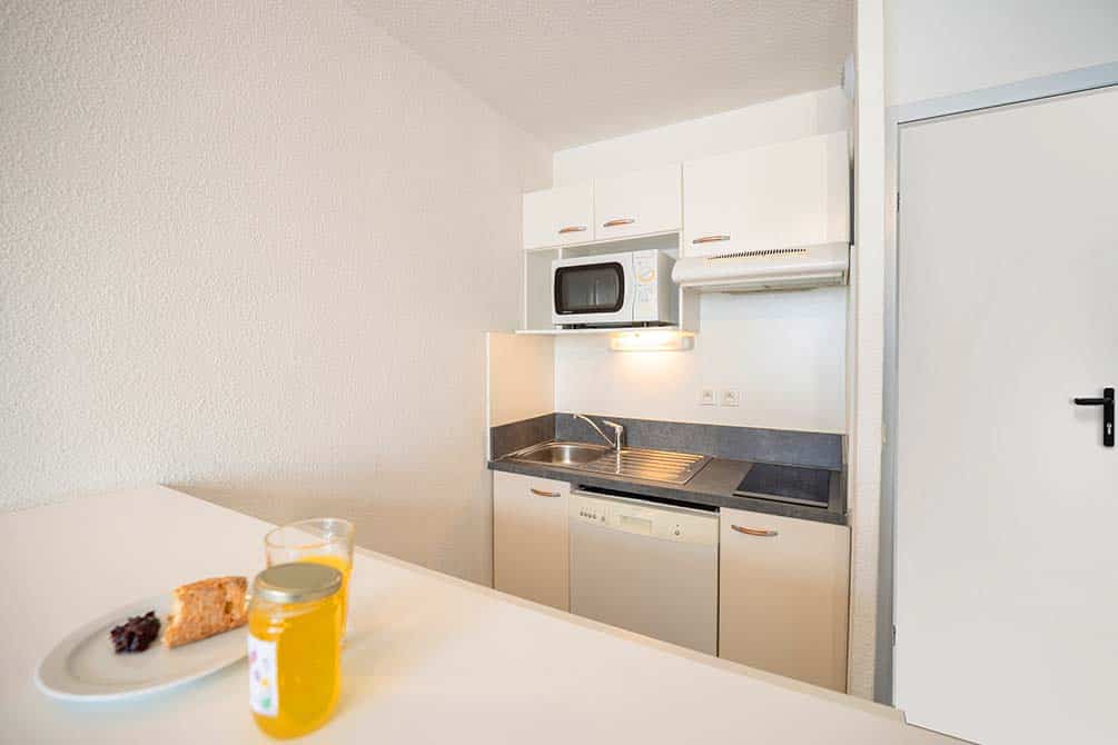 salon et cuisine du logement de la location de vacances azureva a piau engaly 