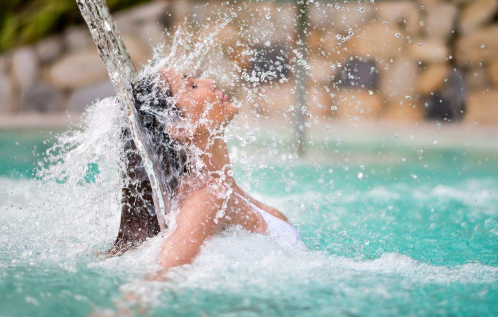une femme se détend dans l'eau