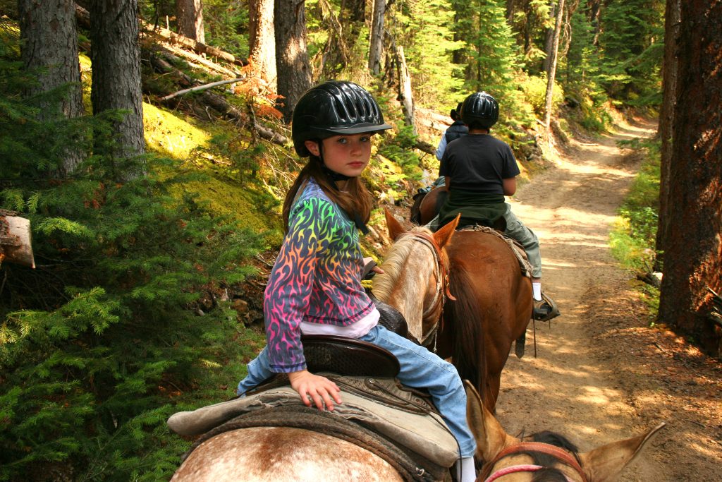 des enfants qui font du cheval dans un club enfant