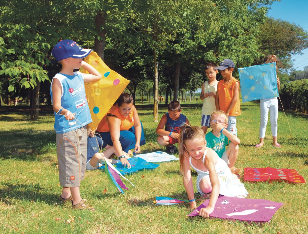 des enfants qui joue dans un club enfant