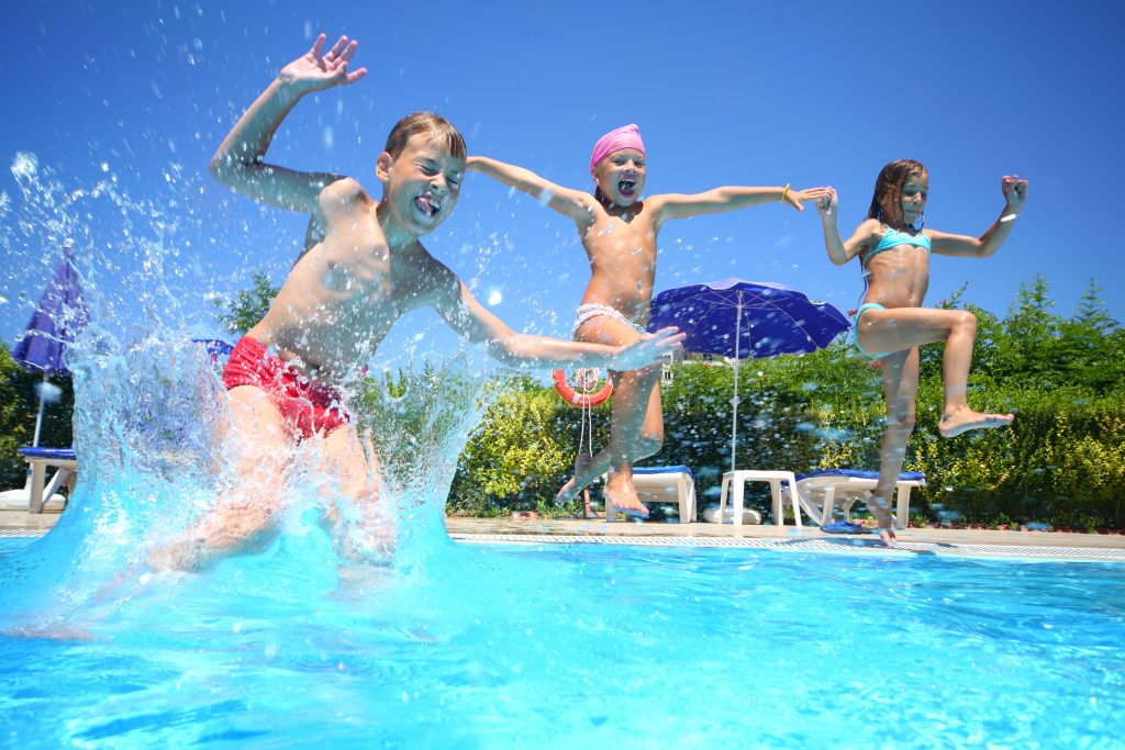 des enfants dans la piscine du club enfant