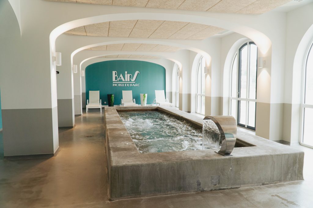 une piscine intérieur dans l'espace bien-être
