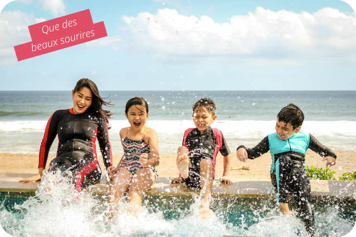enfants à la piscine en bord de mer